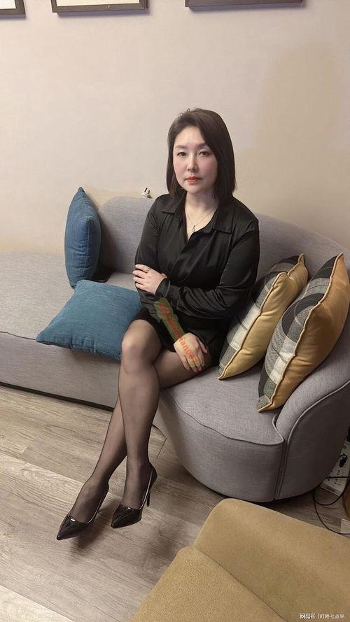 母亲穿黑丝袜,探寻母亲服饰中的温馨故事