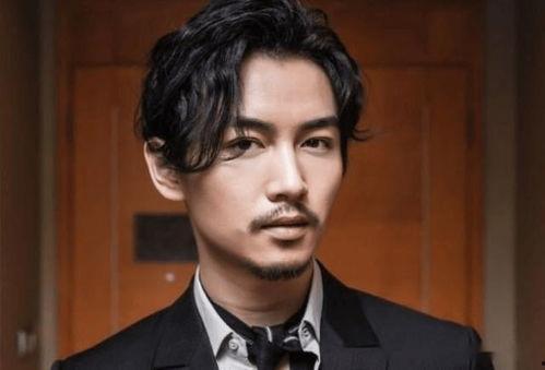 胡须帅哥明星,魅力四射的时尚偶像