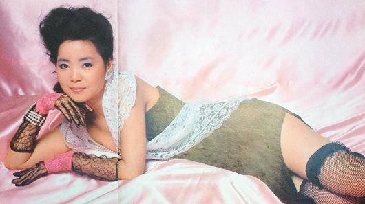 熟女丝袜大妈走光,瞬间引发网友热议