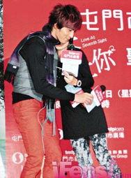香港明星和女粉丝,香港明星与女粉丝的甜蜜互动瞬间